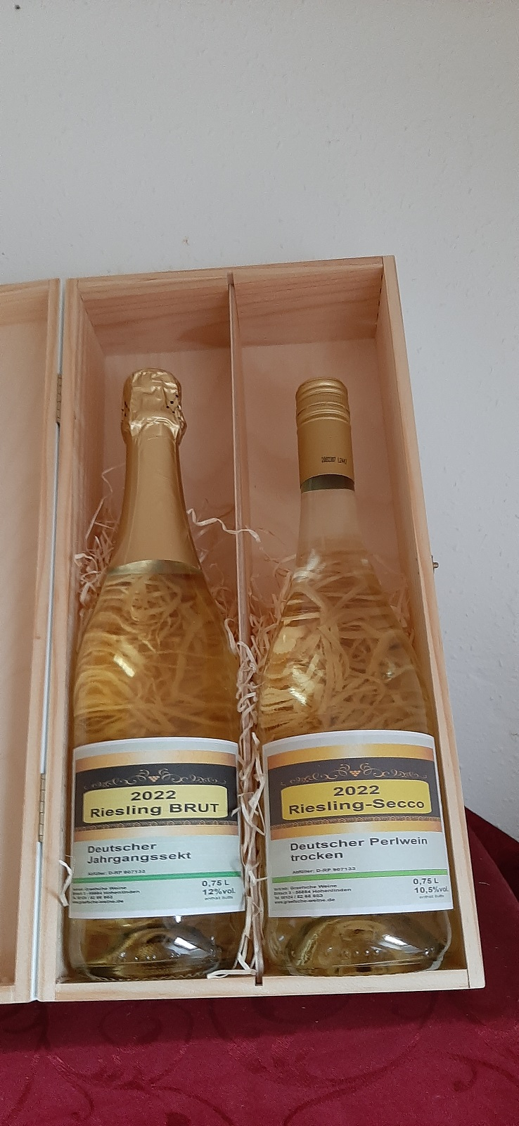Geschenk Holzkassette mit je 1er Flasche Riesling Sekt und Riesling Secco